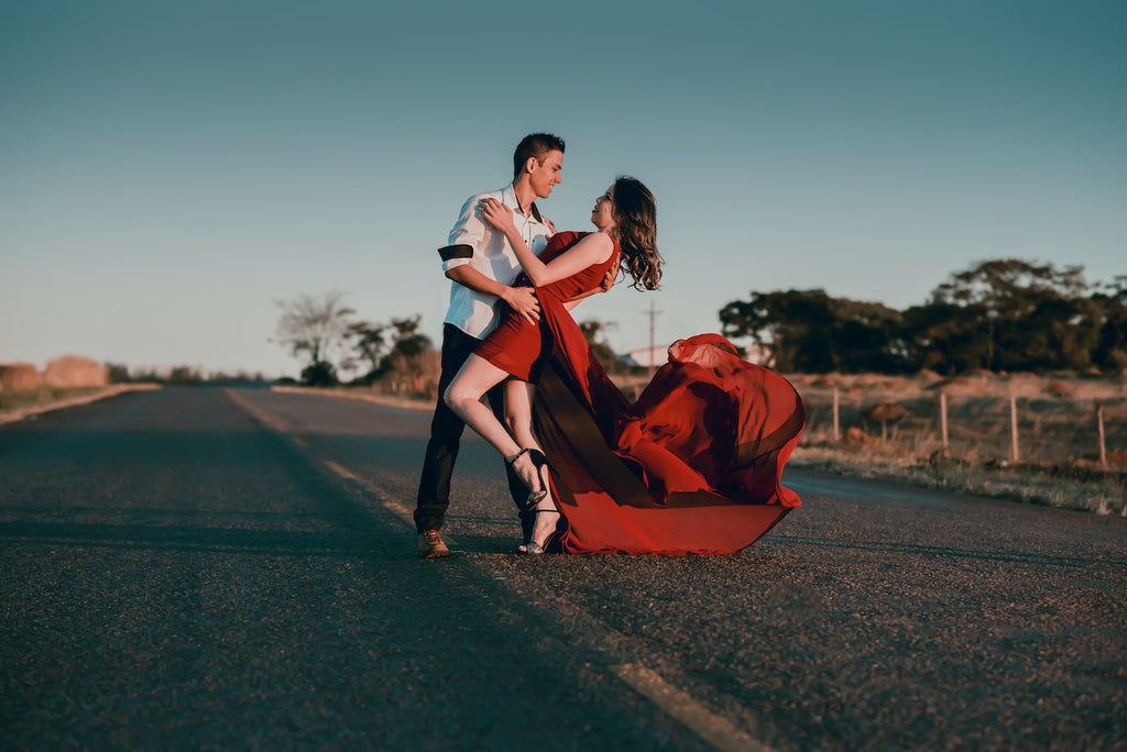 How to Get Her Attention with the Perfect Romantic Scents